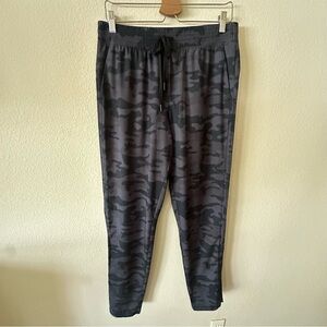 GAP Fit Women’s Dark Gray Camo Joggers size Medium Tall